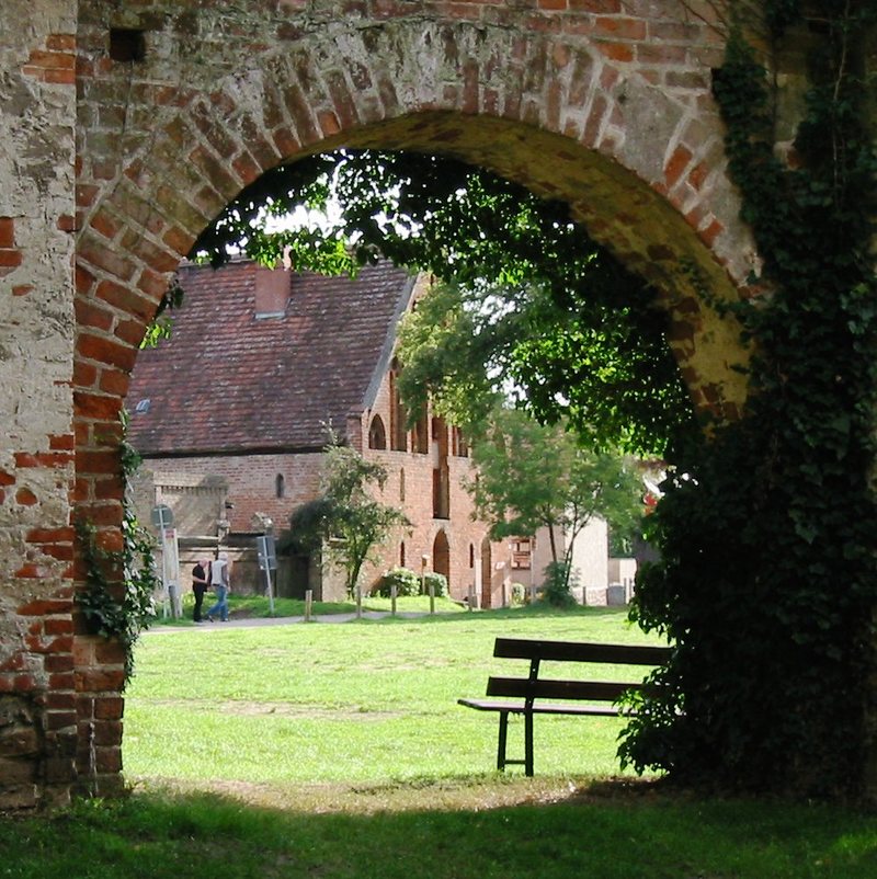 Kloster Himmelpfort: Blick durch die Ruine der Klosterkirche